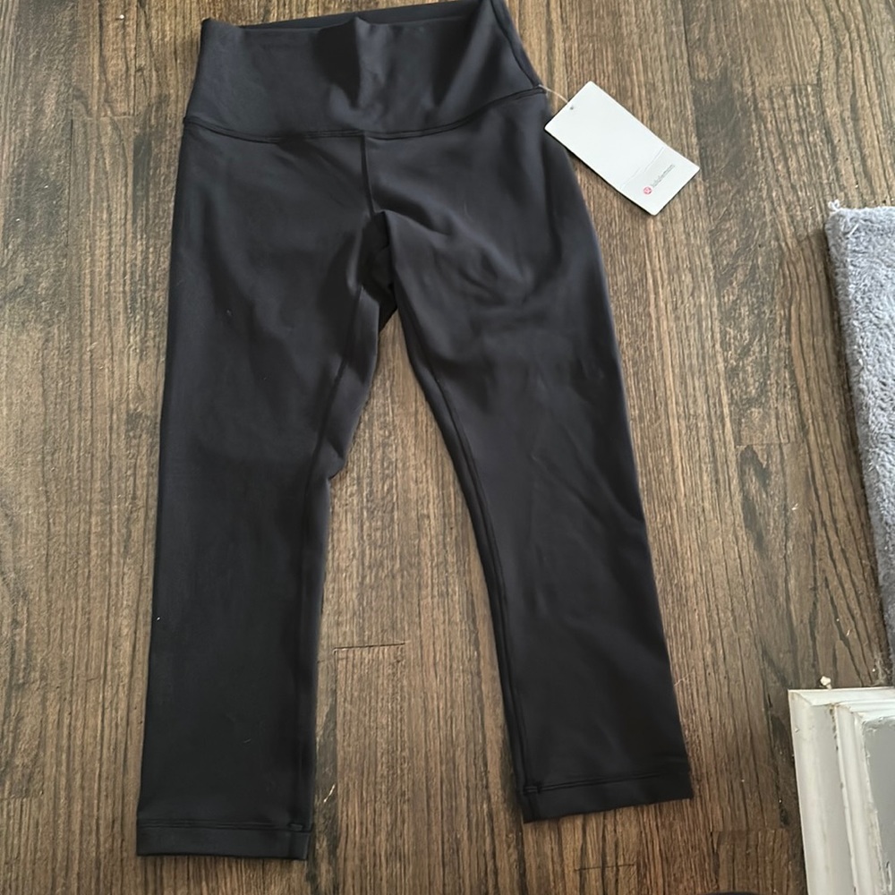black lululemon wonder under crop HR 21” fluon